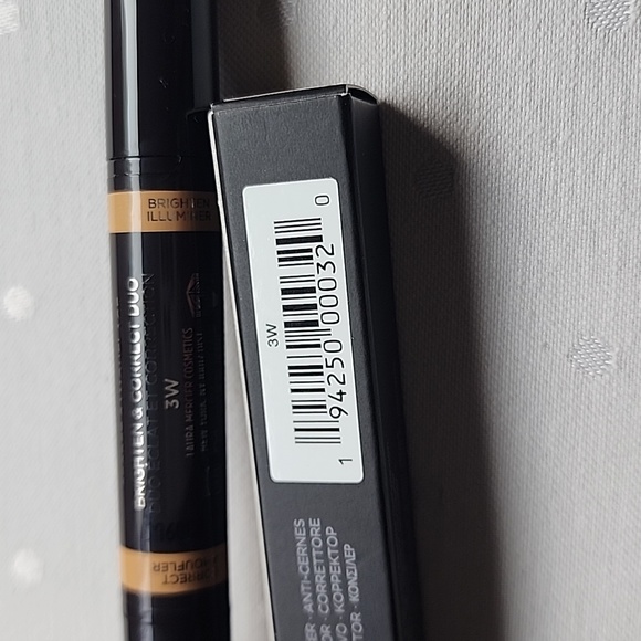 Laura MercierSecret Camouflage Concealer Duo Stick- 3W - Picture 4 of 6